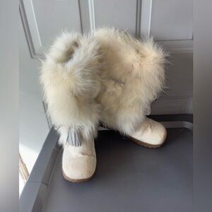 Bearpaw ivory Shako Y2K fuzzy boots size 10